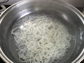 锅中加适量水烧开后放入米粉煮5-7分钟捞出。