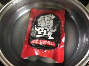 把酸菜牛肉包放入开水中加热。