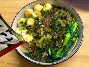 把加热后的酸菜牛肉倒入米粉上。