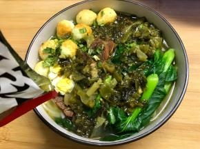 把加热后的酸菜牛肉倒入米粉上。