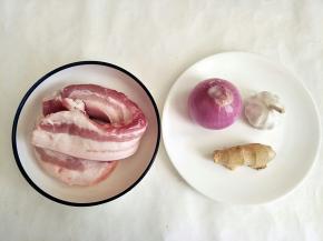 准备好材料，五花肉最好选择那种肥瘦相间的三层肉，我们这买不到像样的