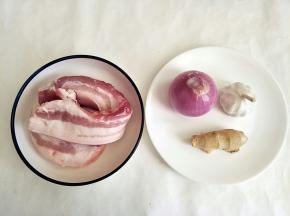 准备好材料，五花肉最好选择那种肥瘦相间的三层肉，我们这买不到像样的