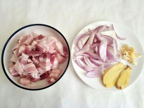 五花肉切块，洋葱和生姜切片，蒜头剥皮拍碎