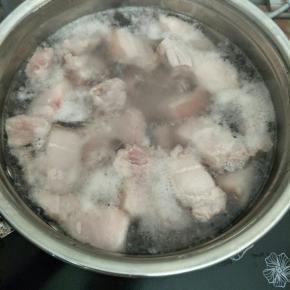 五花肉放锅里捞一下