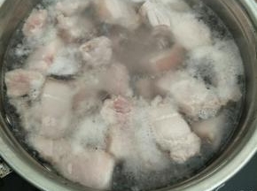 五花肉放锅里捞一下