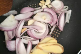 热锅倒油，放入洋葱、姜蒜炒出香味