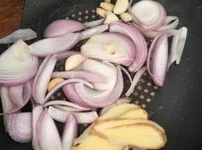 热锅倒油，放入洋葱、姜蒜炒出香味