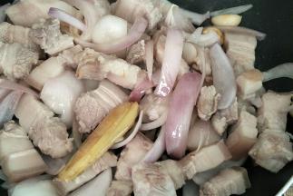 加入五花肉煸炒，怕油的可以多炒一会儿，逼出一些油脂