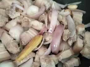 加入五花肉煸炒，怕油的可以多炒一会儿，逼出一些油脂
