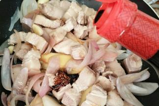 加入料酒、生抽和老抽翻炒