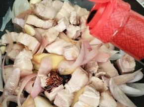 加入料酒、生抽和老抽翻炒