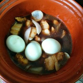 转炖锅煲半个小时，顺便加了几个鸡蛋
(根据自家的锅，喜欢烂点就煲久一点)