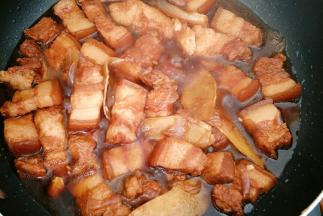 煲的差不多了倒回锅里，大火收汁，味道不够的再加入少许盐