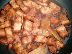 煲的差不多了倒回锅里，大火收汁，味道不够的再加入少许盐