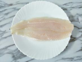 龙利鱼柳洗净，用厨房纸巾吸掉水分