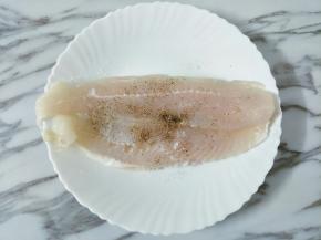 两面撒盐和黑胡椒粉腌制片刻