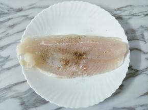 两面撒盐和黑胡椒粉腌制片刻