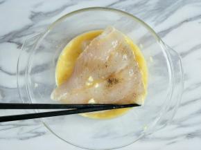 将鱼柳放鸡蛋液里滚一圈