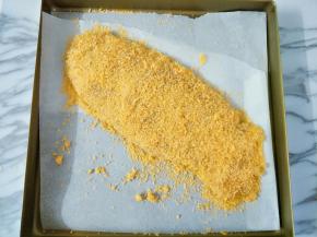 将鱼柳摆入烤盘