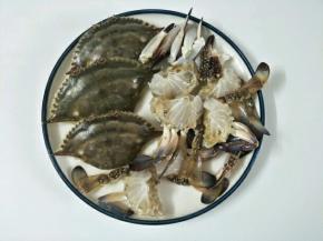 处理好的蟹加入料酒、盐、胡椒粉腌制一个小时