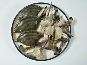 处理好的蟹加入料酒、盐、胡椒粉腌制一个小时
