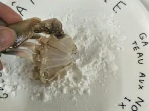 腌制好的蟹切面蘸一层淀粉