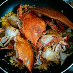 加入炸好的蟹块翻炒