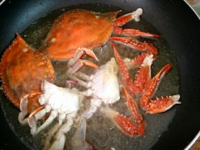 入油锅炸至八成熟