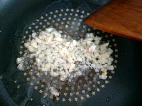 锅倒两勺冷油，小火炒香蒜末(火候一定要小，不然就焦了)