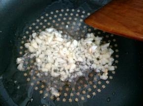 锅倒两勺冷油，小火炒香蒜末(火候一定要小，不然就焦了)