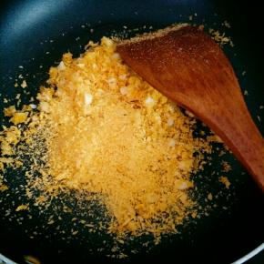 加入面包糠继续翻炒