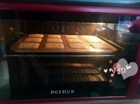 放入预热好的烤箱，180度，上下火，中层，烤15分钟。出炉立即脱模晾凉。