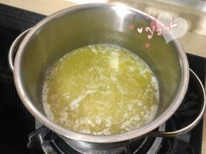 黄油放入锅里小火融化。