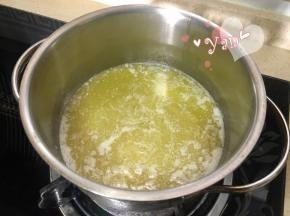 黄油放入锅里小火融化。