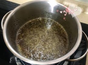 撕开红茶包，倒入红茶末煮至稍微变成浅褐色。关火，盖上盖子自然冷却。