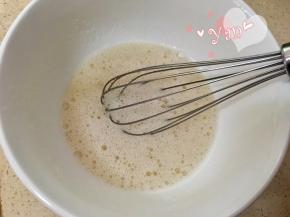 蛋清+蜂蜜+细砂糖，用手动打蛋器打至砂糖融化，蛋清失去黏性，有小泡泡。