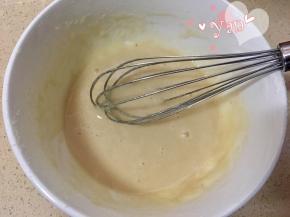 加入过筛的低筋面粉和杏仁粉搅匀，如有大颗粒的面糊可过筛一遍。