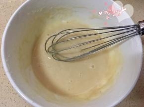 加入过筛的低筋面粉和杏仁粉搅匀，如有大颗粒的面糊可过筛一遍。