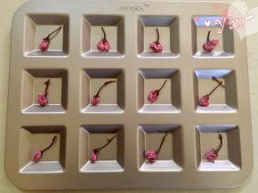 樱花放入模具里。