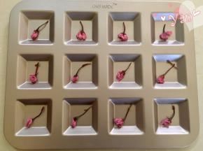 樱花放入模具里。