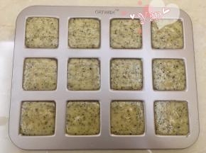 将面糊装入裱花袋里，挤入模具上。