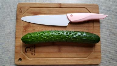 1.把黄瓜洗干净，放在案板上两头去掉。
