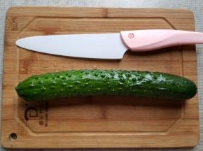 1.把黄瓜洗干净，放在案板上两头去掉。
