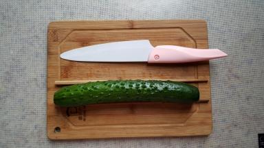 2.第一次切蓑衣黄瓜，可以用两只筷子辅助放在黄瓜的最下面，这样就防止切通黄瓜。