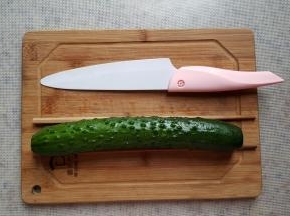 2.第一次切蓑衣黄瓜，可以用两只筷子辅助放在黄瓜的最下面，这样就防止切通黄瓜。