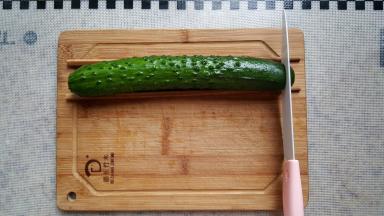 3.一面是刀与黄瓜呈90度角，均匀切片。