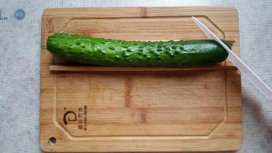 4.切好后，黄瓜翻面，这时刀与黄瓜呈45（135）度角，均匀切片。