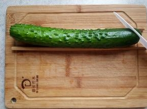 4.切好后，黄瓜翻面，这时刀与黄瓜呈45（135）度角，均匀切片。