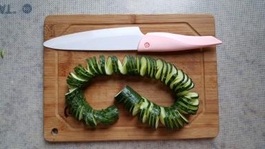 5.两边切好后，黄瓜中间不会断，而且会拉长很多，这样黄瓜就切好了，新入的奈瓷刀锋利适手，比平时用的菜刀轻便灵活，切菜也快了许多，感觉做菜也是一种享受。