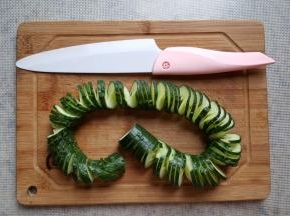 5.两边切好后，黄瓜中间不会断，而且会拉长很多，这样黄瓜就切好了，新入的奈瓷刀锋利适手，比平时用的菜刀轻便灵活，切菜也快了许多，感觉做菜也是一种享受。